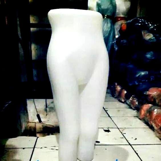 Patung manekin kaki selutut wanita dewasa