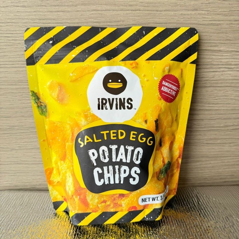 A Irvins Salted Egg 95Gram Fish Skin Salmon Skin Potato Chips Keripik Kerupuk Viral
