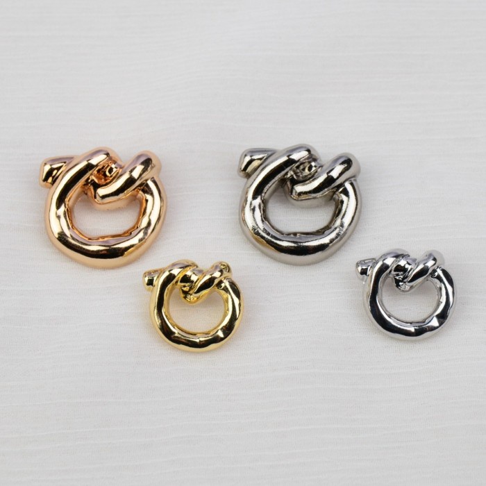 

Kancing Aesthetic Silver Gold Import 2,1cm Istana Kancing