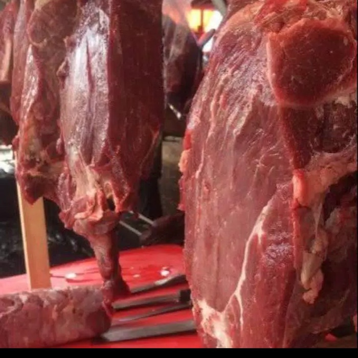 

Lezat- daging sapi segar baru motong
