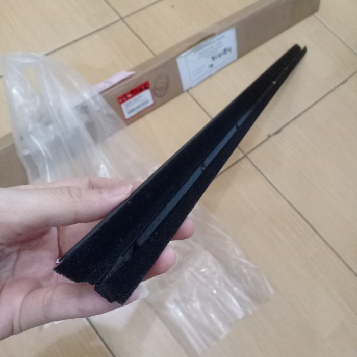Karet Bludru / Pelipit Dalam Kaca Depan Kanan CRV 2013-2017 Original