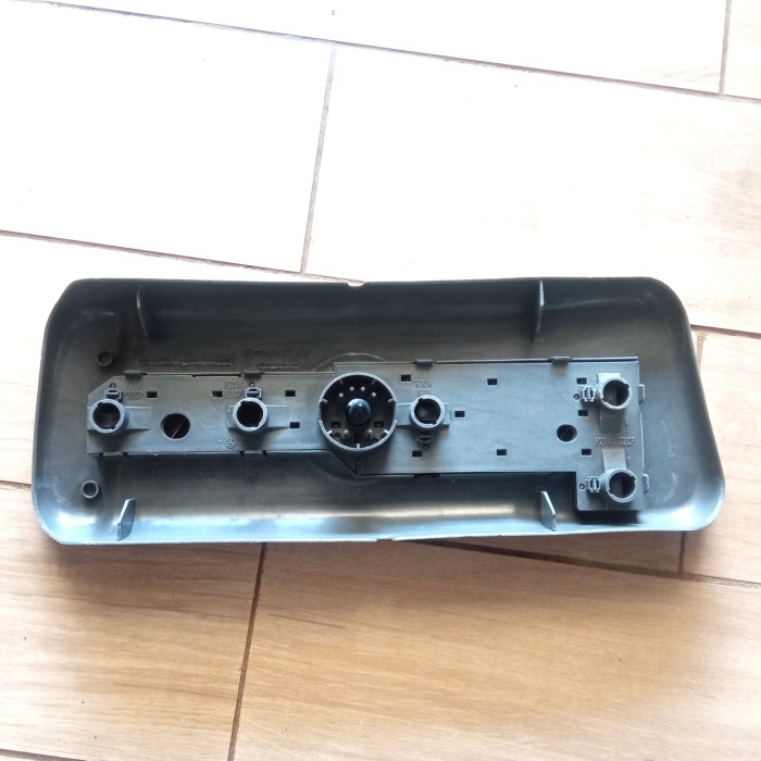 Rumah Bohlam Lampu Belakang Kiri Stoplamp Original Bmw E30 M40 (Bekas)