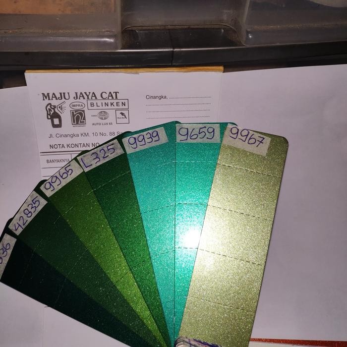 

ready stok cet / cat warna hijau crystal custom ukuran 1/4kg(mohon tuliskan kode) original