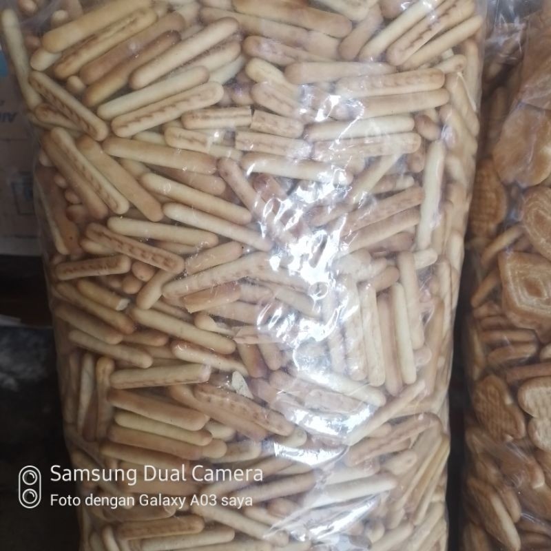 

Cemal Cemil Makyus Aneka Biskuit Stik Nyam Nyam Isi 1Kg