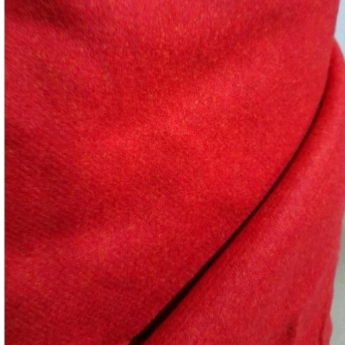

KAIN BAHAN WOLL 100% PURE WOLL MERAH VALENTINO ( HARGA PER 50CM)