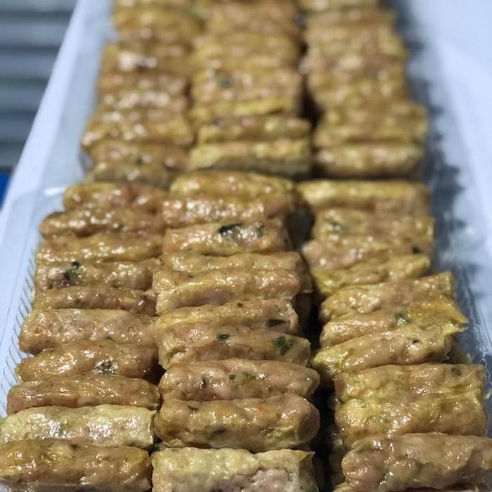 

dimsum lumpia ayam halal isi 25 plus sambal . frozen food