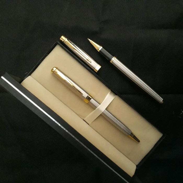 

ID BOLLPOINT MEWAH ELEGAN DAN EXLUSIVE PARKER BUY 1 GET 1 FREE TWO PAIR GRATIS GRAFIR NAMA ALAT