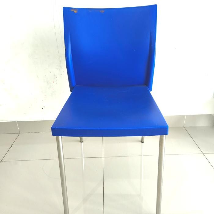 Kursi Plastik bekas, kondisi masih kokoh, hanya sedikit kotor ada coretan *