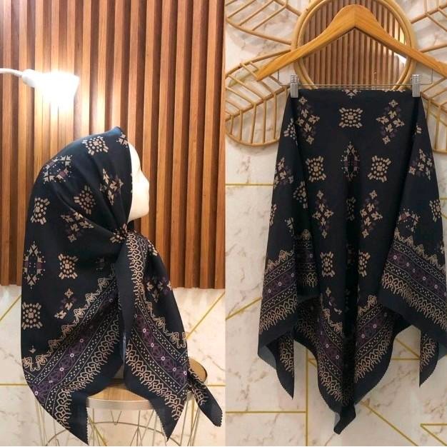 Imanzia- Hijab Segi Empat Voal Motif Sublime Kode 152 Hitam Gold