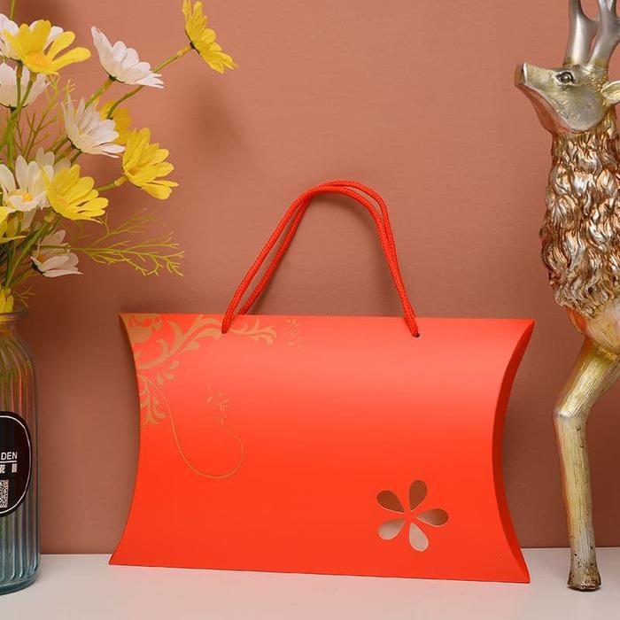 

Happy- Kotak kado hampers dengan tali Gift box pillow box paper bag syal