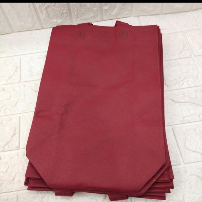 

Pesta- GOODIE BAG BOX UK.25x35x10cm//TAS SPOUNDBOND 1 PAK ISI 12 pcs