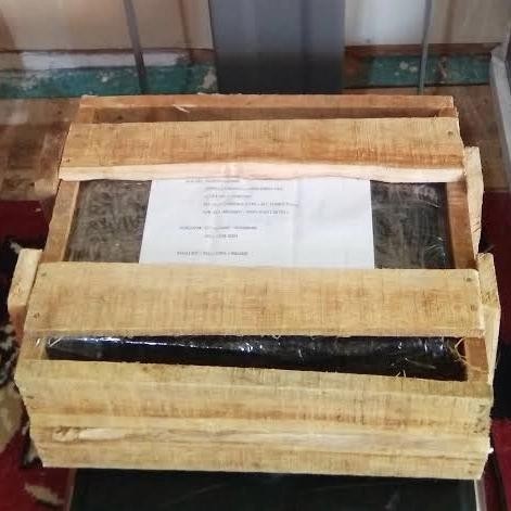 

Invoice Packing Kayu + Styrofoam Tebal Batu Nisan Tipe Dudukan Plakat
