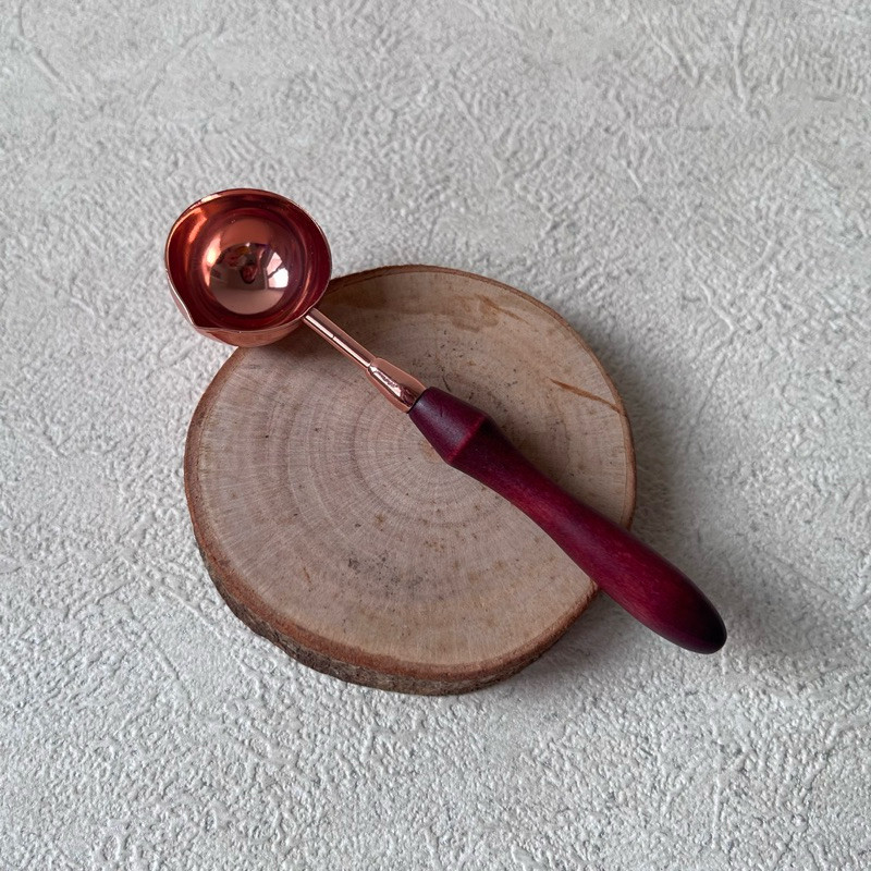 

sendok wax seal wax seal spoon dekorasi foto properti sendok kuningan