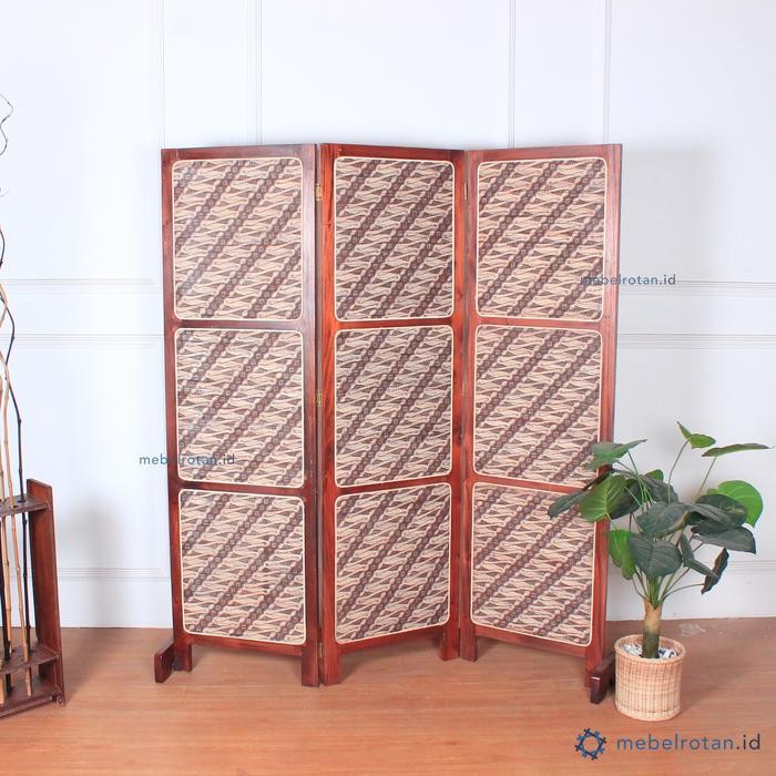Penyekat Ruangan Kayu 3 Daun Batik Pembatas Sketsel Partisi Mushola
