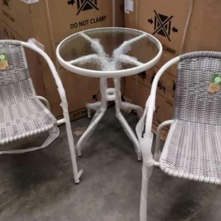 INFORMA - Colorado Set Meja Kaca & Kursi Teras Rotan Sintesis - PUTIH gjah