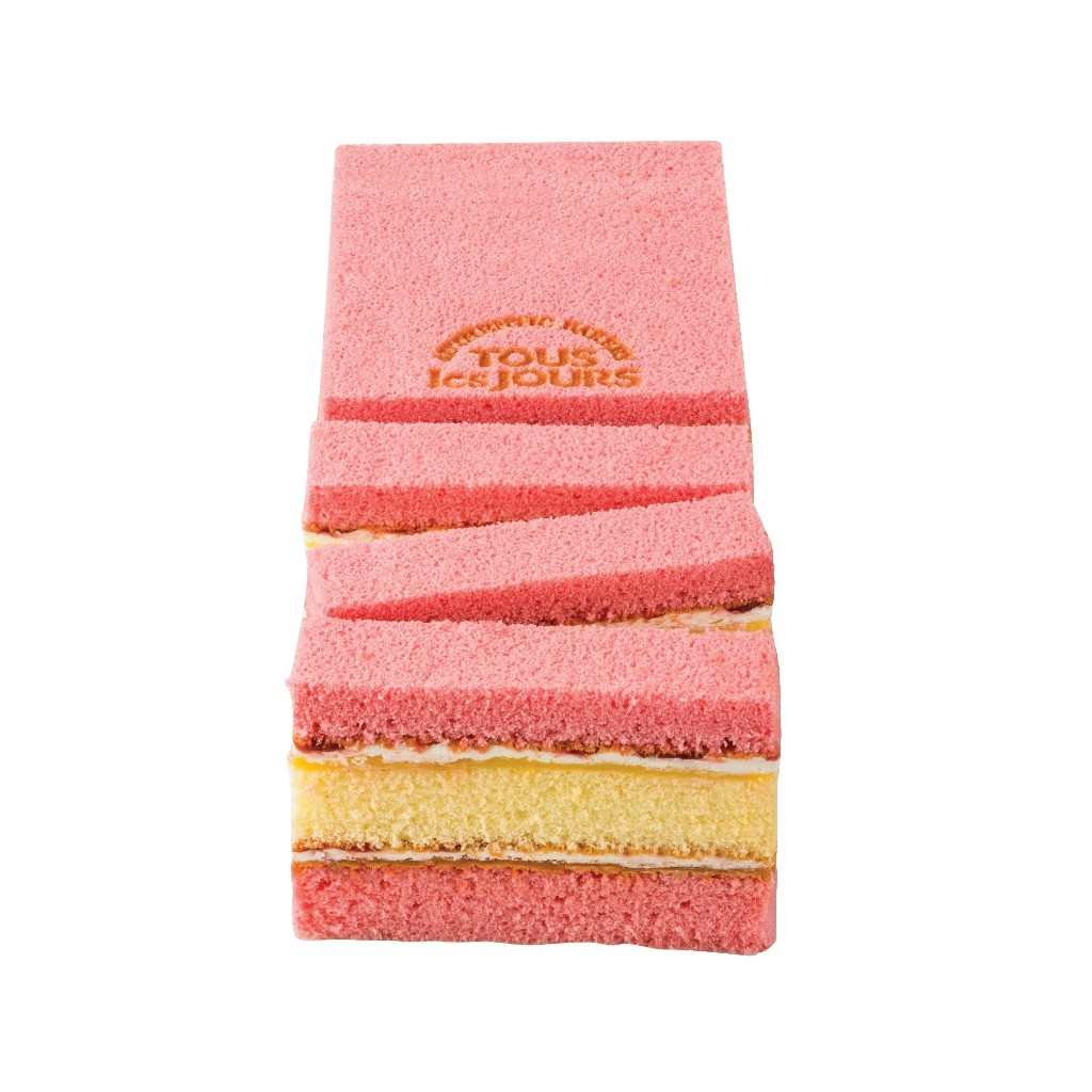 

Tous Les Jours - Banana Strawberry Sponge Cake