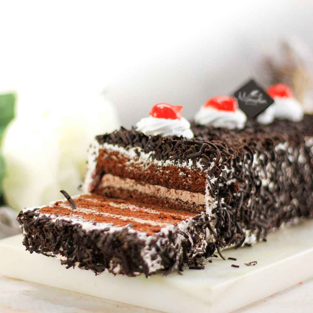 

Momolin Bakery Long Cake Black Forest - Bolu Gulung Roll Cake - Sponge Cake Black Forest - Kue