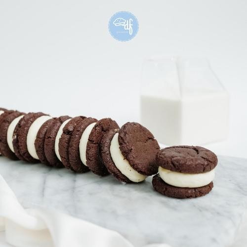 

Mini dark & cheese cookie sandwich