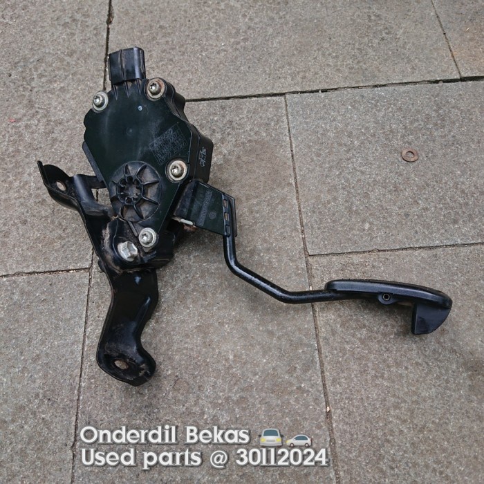 pedal gas accelerator pedal Toyota vios limo gen 2