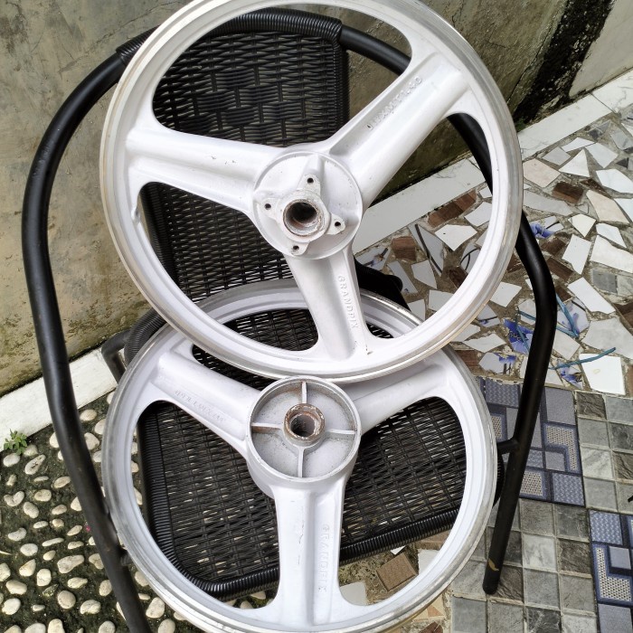 Velg Fiz R F1Z R Jupiter Vega Palang 3 Putih Merek Grandpix Stok Lama