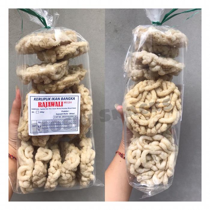 

Kerupuk Kulit Ikan Rajawali Mulia Khas Bangka / Krupuk Hitam Keriting Bangka Enak Gurih / Kerupuk