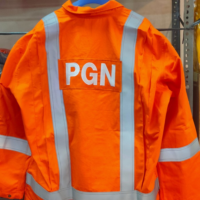 Seragam atau baju kerja Perusahaan Gas Negara (PGN) Nomex 3a lokal.
