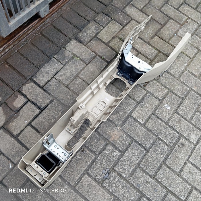 Consol Konsol Box Tengah Nissan Grand Livina L10 Asli Original Copotan Bekas