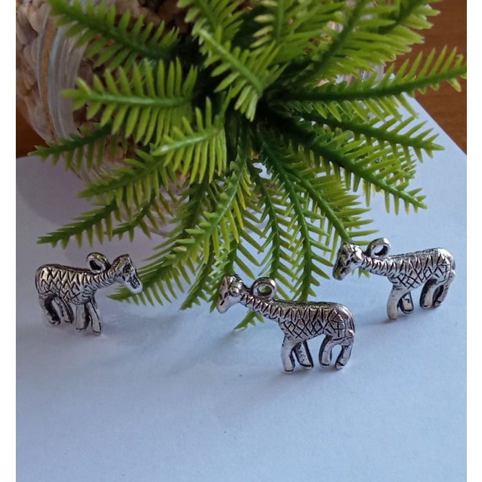 

Ready stock] 1 PCS METAL LIONTIN JERAPAH/GIRAFFE PENDANT 20x13x5MM