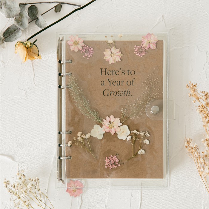 

LOVELY LARKSPUR UNDATED BLOOM JOURNAL- A5 BINDER TERLARIS/TERMURAH/TERPOPULER
