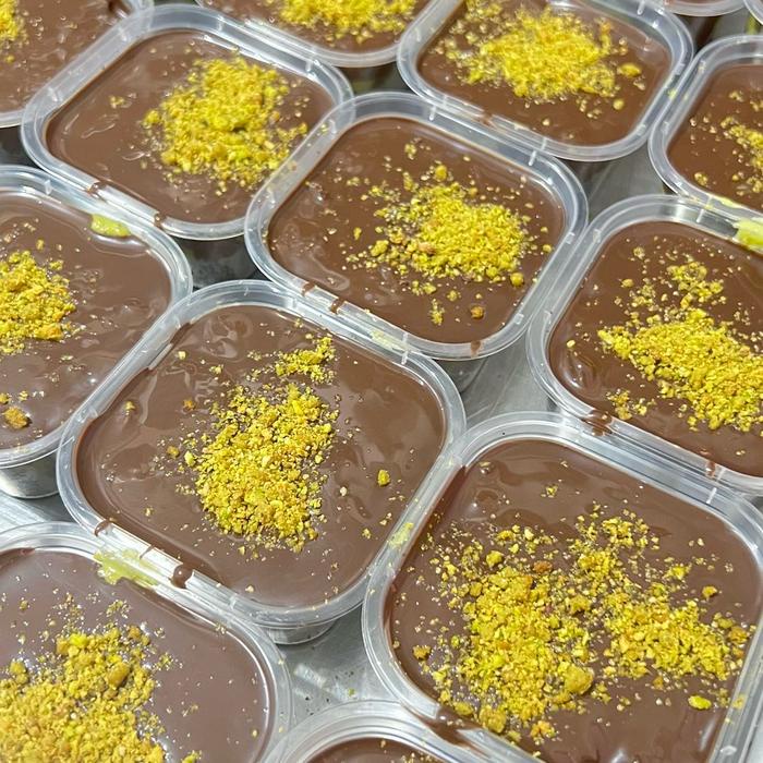 

Bundling A Coklat Dubai Kunafa Pistachio Jumbo 1, Dubai 120g 2pcs yayang Dessert dubai chocolate