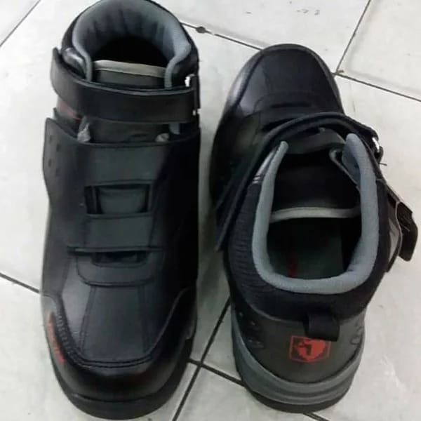 sepatu safety black / yak
