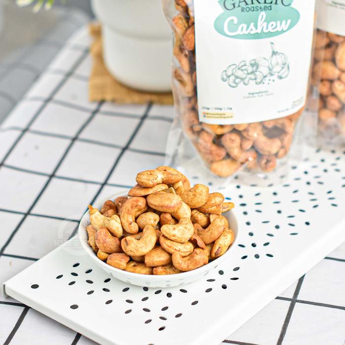 

Garlic Roasted Cashew (Kacang Mete Panggang Bawang Putih) 500 Gr