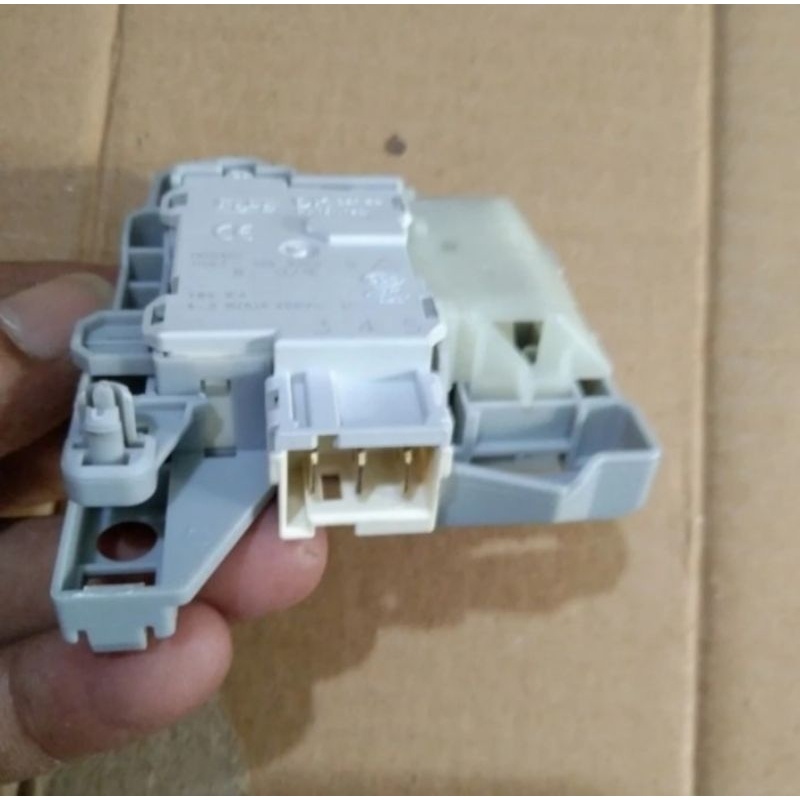 door lock mesin cuci electrolux ewf85743