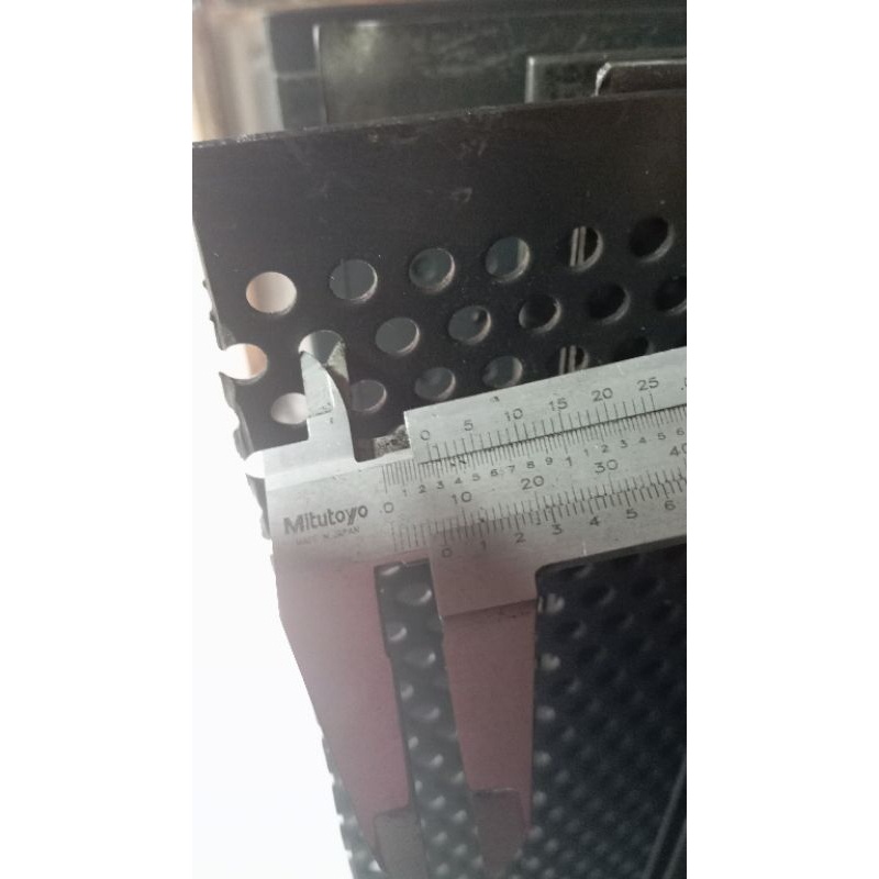 sarangan plat besi lubang 7mm tebal 2mm uk.71x50 cm