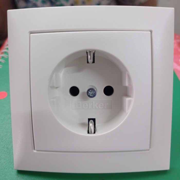 PROMO Stop Kontak Berker S1 white