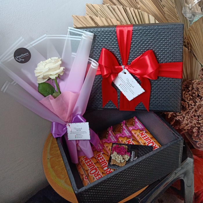 

Lezat- paket valentine lengkap bunga+kotak+coklat