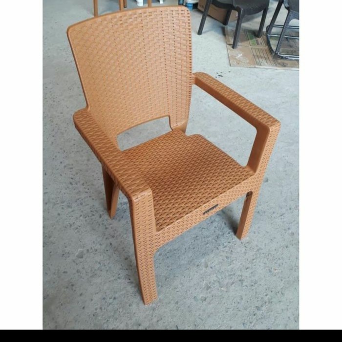 KURSI PLASTIK SANDARAM TANGAN ROTAN NAPOLLY KURATSEN RAJA 8R3