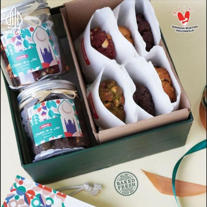

Kirim,HariYgSama- le biscuit Parcel Hampers Lebaran Idul Fitri - 6 Giant Cookies + 2 Jar