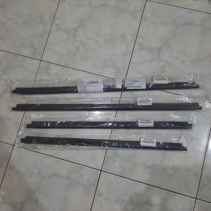 Pelipit / Karet Kaca Luar Pintu Fortuner 2006 2007 2008 2009 2010 2011 2012 2013 2014 2015 Ori