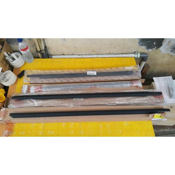 Pelipit Pintu Kaca Luar Nissan Grand Livina Genuine Part