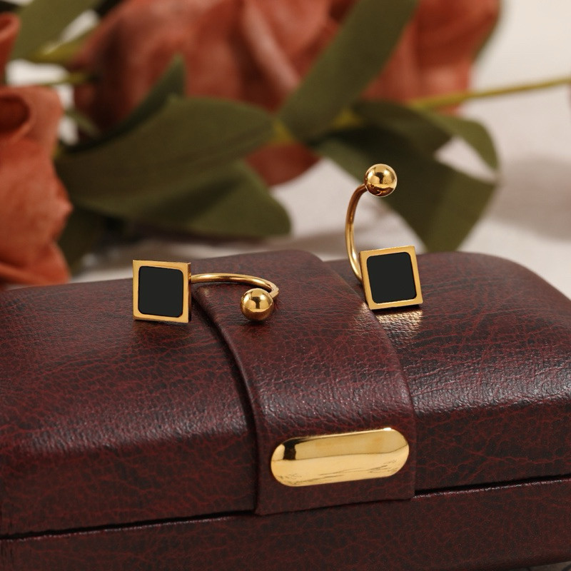 Anting Titanium Black Square Sepasang Anti Karat Korea Fashion Style