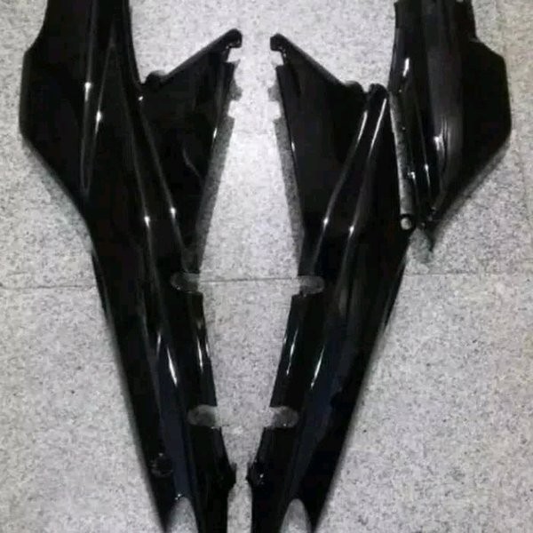 AGE- COVER BODY SUPRA X HITAM STRONG