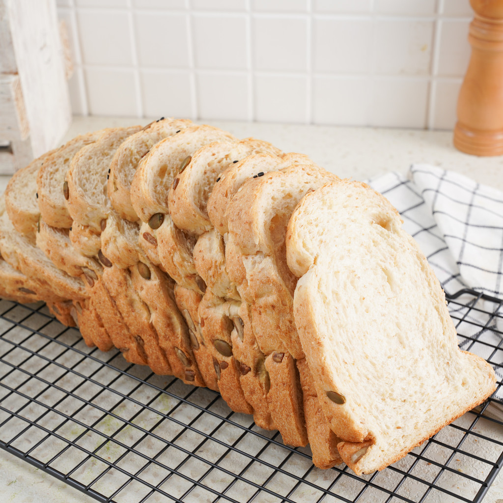 

Breadly Bakehouse Roti Loaf Gandum Multigrain 500 gram