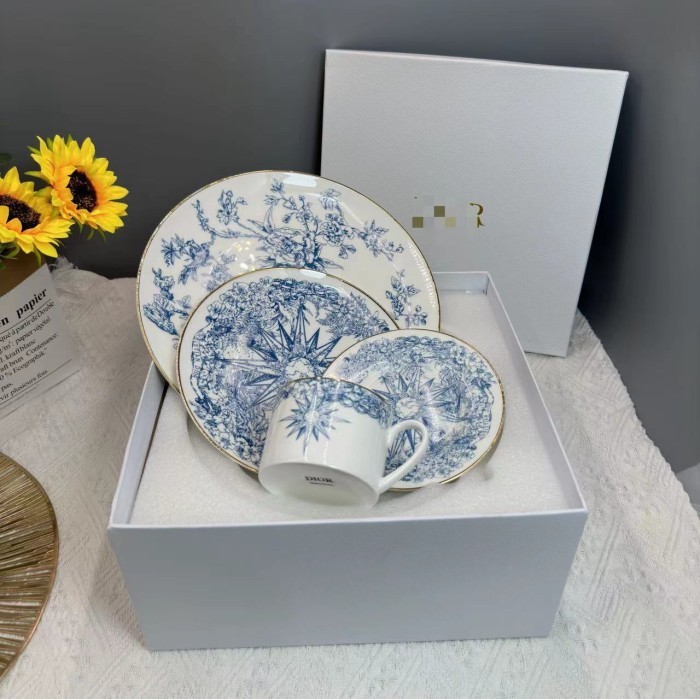 Dining Set Vers Medusa / Piring Set Dior / Piring Makan Set Hermes