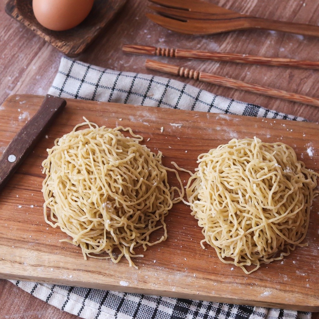 

Mie Mentah Gede Homemade (Bakmie Ayam) 1KG / 1000 Gram / 10 Porsi Mangkok