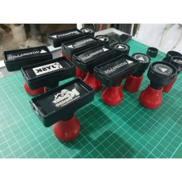 

Karet stempel warna berkwalitas lembut dan tidak keras cepat resap tinta