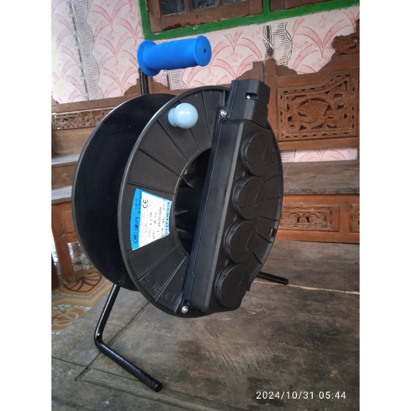 Gulungan kabel listrik stop kontak outdoor WE
