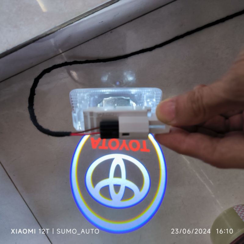 sepasang lampu door trim logo GR SPORT dan logo untuk reborn fortuner vrz srz GR SPORT hilux