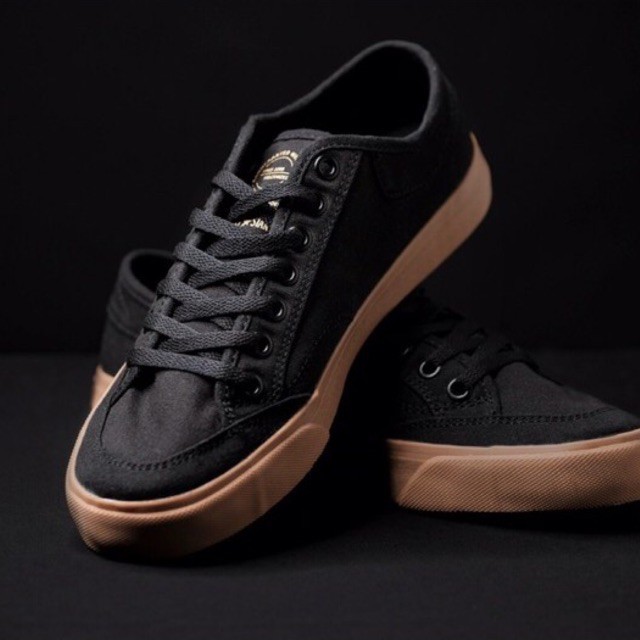 Sepatu Kanvas Lucky Star Golf Black/Gum Stylish JDW