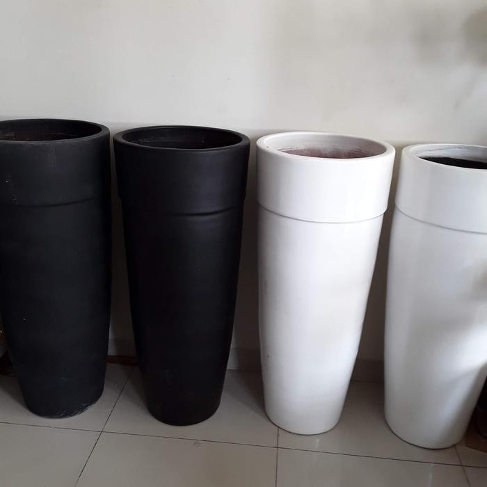 pot bunga ukuran besar dari tanah liat di cat warna hitam Putih Tanaman Kode 1014